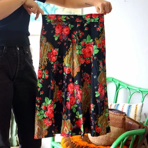 Blommig kjol vintage - Såååå fin kjol som tyvärr är för liten för mig. Handsydd och vintage! 