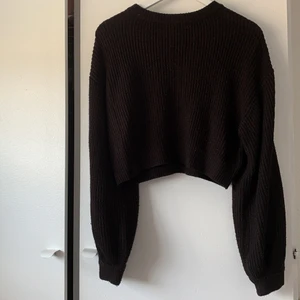 Svart stickad tröja - Svart stickad tröja med stora puff armar.