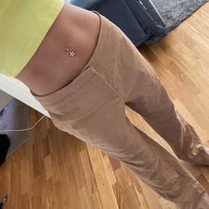 Lågmidjade kostymbyxor - Supersnygga beige kostymbyxor med en låg midja! Dom funkar även att ha lite högre upp ifall man vill det. Storlek 36. Går ner till marken på mig som är 170! Dom är lite skrynkliga på bilden endast för dom legat i min garderob. De är självklart inte så när dom e tvättade o strykta sedan! 