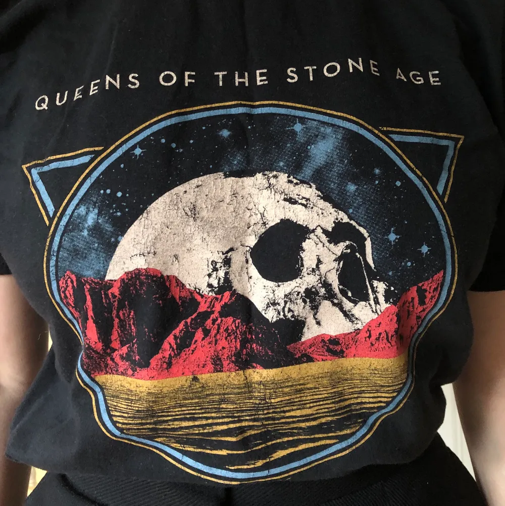 Band merch inköpt på queens of the stone Age konsert för några år sedan, fint skick, bra band!. T-shirts.