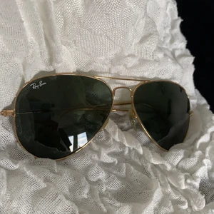 Solglasögon Ray-Ban Aviator 3025 - Solglasögon från Ray-Ban i modellen Aviator. Storlek Large. Guldiga med mörkgrönt glas. Nypris ca 1300kr. Gott skick.