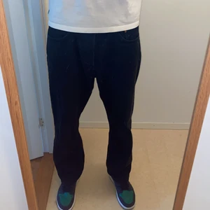 Weekday jeans - Svarta jeans från weekday i storlek 33/30. Jeansen är köpta förra året och är i bra skick. Nypris: 600kr. Jag är 1.90.