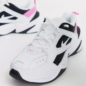 Nike sneakers - Snygga och trendiga sneakers från nike i storlek 42. Supersköna skor men har knappt kommit till användning. Sparsamt använda och därför fint skick. Köpta för 1100kr och går inte att få tag på längre 💞 