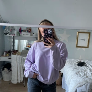 Sweatshirt lila - Mysig och cool sweatshirt ifrån Monki i strl M med en text ”let’s b”