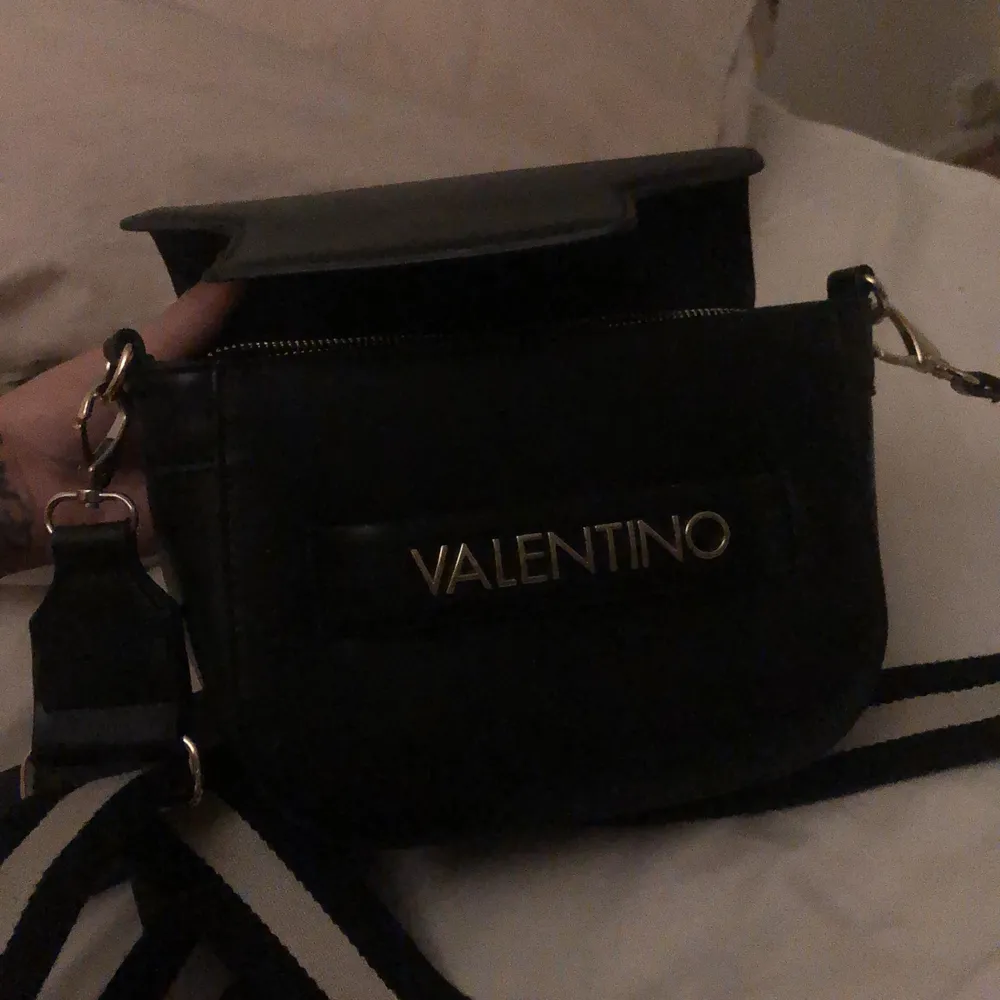 Valentino axelremsväska i väldigt bra skick. Hur snygg som helst och du får plats med en massa saker i väskan. Kommer ej till någon andväning därav säljer jag den. 🌸. Väskor.