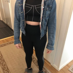 Jeansjacka - Jeansjacka i bra skick, har innerfickor på insidan och bröstfickorna är riktiga samt så har den vanliga fickor på sidan. Det står storlek 44 men skulle säga att det är Storlek: S och åt M hållet.