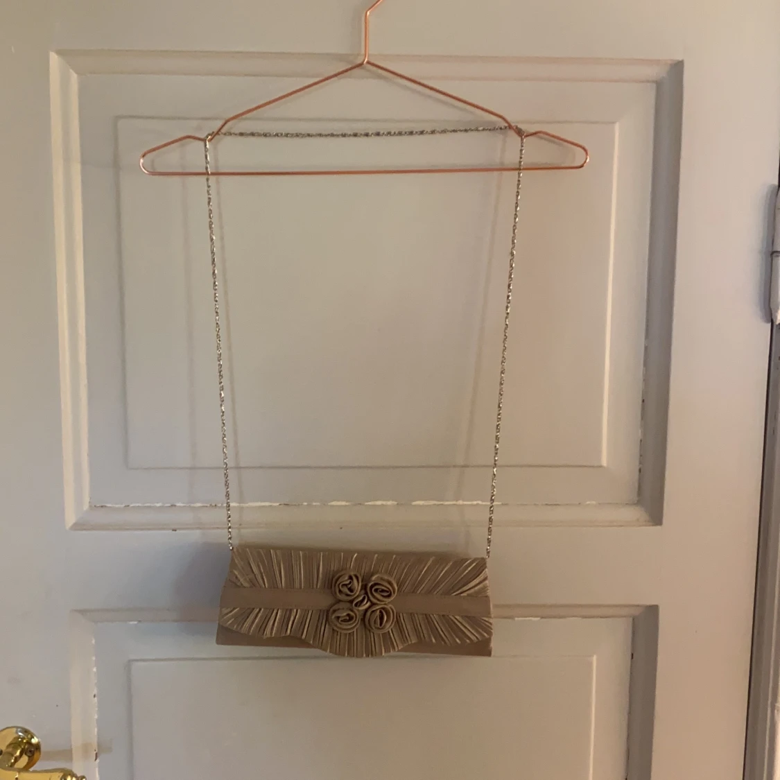 En liten grå söt väska 