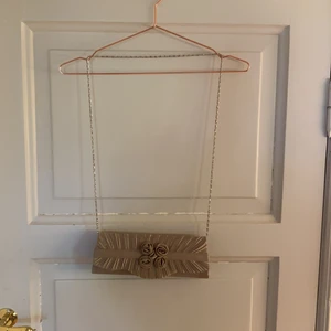 En liten grå söt väska  - Säljer min balväska, är använd en gång 