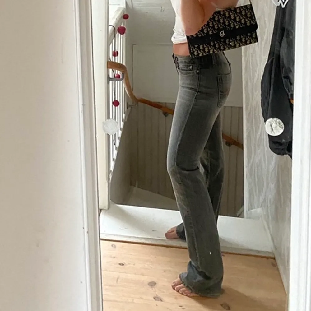 Säljer dessa asballa o snygga jeans köpta secondhand. De sitter otroligt bra & är lite utsvängda nedtill. 💓Är fler intresserade så buda i kommentarerna💓. Jeans & Byxor.