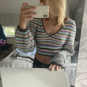 Zara stickad tröja - Säljer nu denna fina stickade/virkade tröja jag köpt ifrån Zara för bara några månader sen. Den är knappt använd och säljer enbart för att jag har många liknande. Jätte skön och sitter fint på! 💕 Skön på både sommaren och hösten 💕