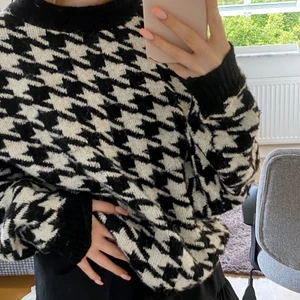 Tröja - Skön tjocktröja med pepita Mönster från H&M, sparsamt använd. Tröjan är i storlek M men jag som vanligtsvis bär storlek xs tycker den sitter bra (lite overaize).Säljer pågrund av att den inte används. Det är bara och skriva om det är några frågor💞💞