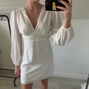 Vit klänning Nelly x glamours  - Säljern denna fina sommar klänning från Nelly. Klänningen är Nelly x GLAMOURS🤩💖 använt endast en gång