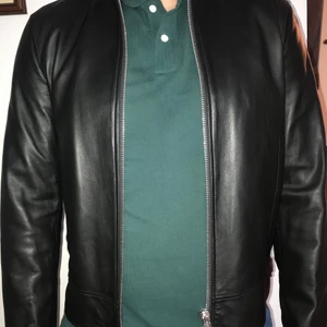 DSQUARED2 läderjacka  - Herr läderjacka. Har aldrig använt. Jag fick den som en gåva på födelsedagen men det är ganska små för mig. Storlek 50. Skriva till mig om du behöver mer foton eller har några frågor☺️