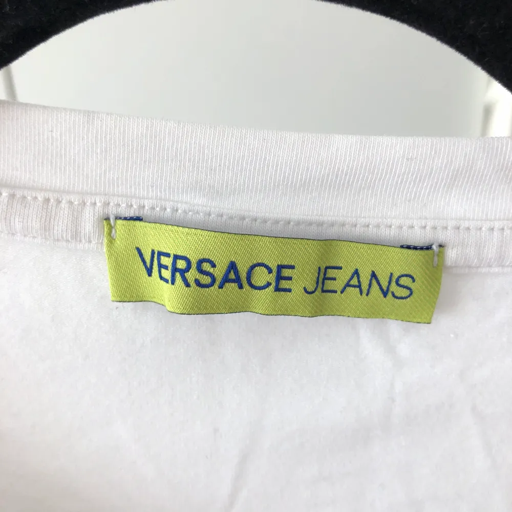 Versace jeans långarmad tröja. Storlek S. Köpt på zalando för 999kr . Toppar.