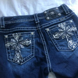 Miss me jeans - ÄKTA miss me jeans, köpta för 1299 kr! Oanvända!!! Köp nu direkt för 400 kr! Jeans med snyggt kors o diamanter på bakfickan!! Verkligen Y2k 