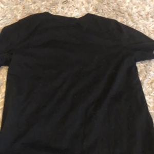 Black t-shirt - Svart t-shirt,bra kvalitet,basic, storlek Xs,säljer då den inte är min still (köpare står för frakt)