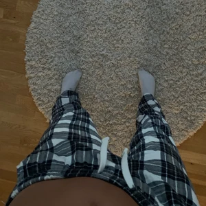 Pyjamasbyxor - Blå rutiga pyjamasbyxor, mina absoluta favoriter!!! 😫 Tyvärr har de blivit för korta enligt mig. Jag är 172 och ska de nudda foten måste jag ha de som lågmidjade. Buda bara om du vet att du ska köpa, köp annars direkt för 250. Hör av er vid frågor 🙈🙈 