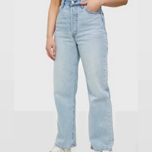 Jeans  - Säljer mina Levis jeans som jag endast använt fåtal gånger!  Modell: ribcage straight 