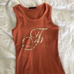 Linne - Supersöt orange linne, skicket är väldigt bra, passar xs-s !💛