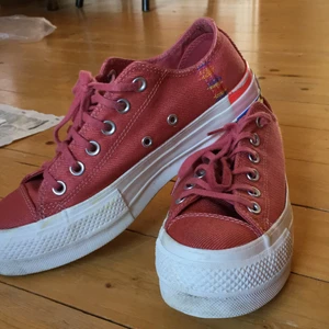 Converse size 5, (38) INTRESSEKOLL - Laxrosa Converse med platå. Använda men i mycket fint skick. Tyvärr lite för små för mig därav funderar på att sälja. Hör av dig vid intresse!💘