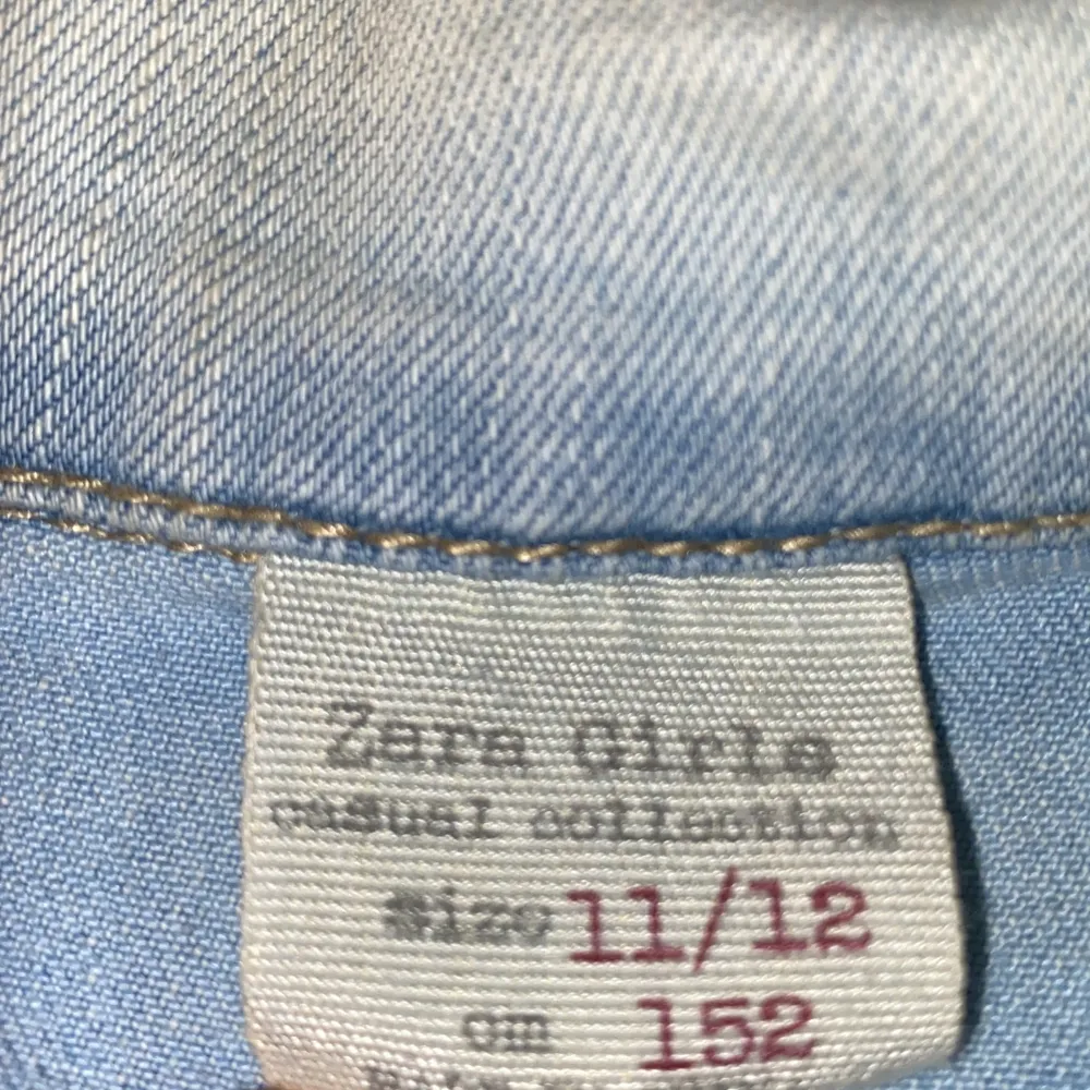 Säljer en jeansväst för barn från Zara girls . Övrigt.