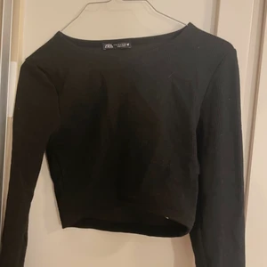 Basic Croptop  - Em svart basic croptop från zara 