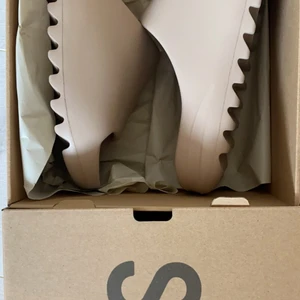 Yeezy slide ”pure” storlek 43 - Helt nya oanvända yeezy slides