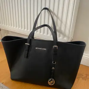 Svart äkta Michael Kors väska i bra skick!