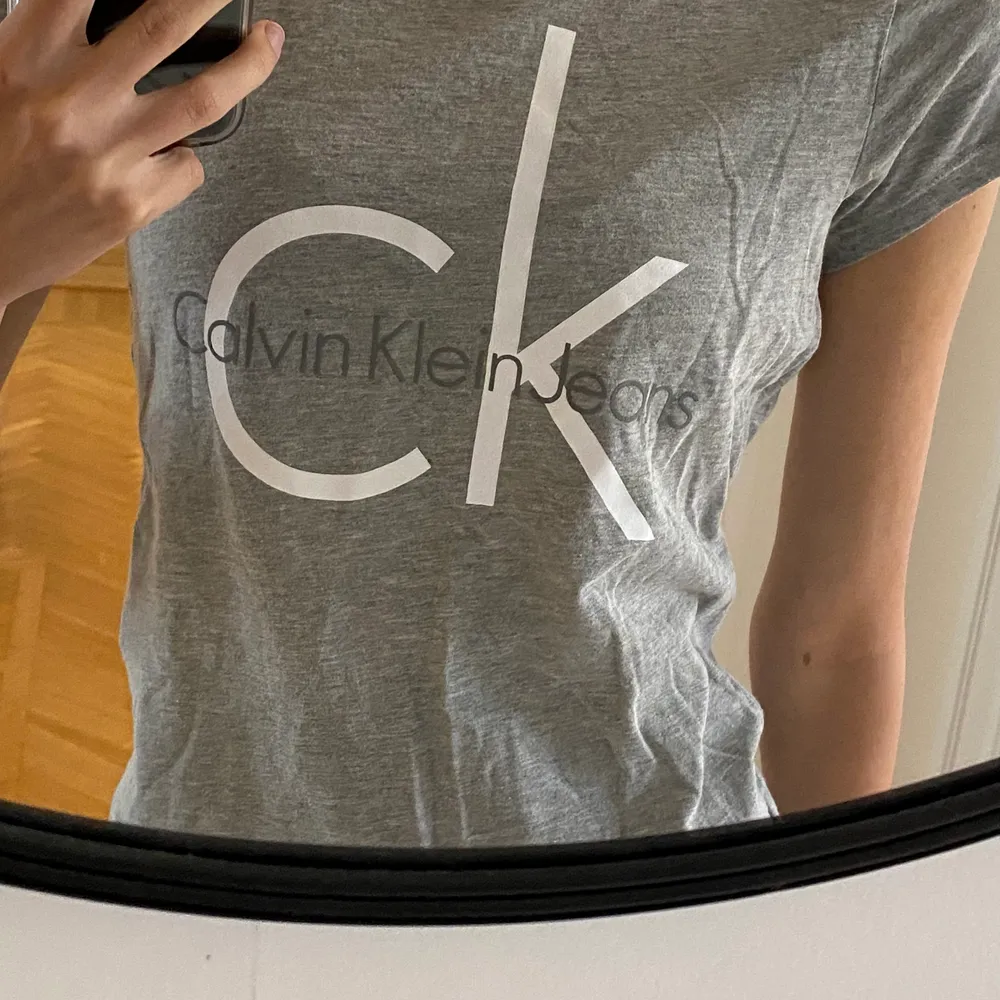 Grå t-shirt från Calvin Klein. Knappt använd så i mycket bra skick! Storlek XS men passar också S. Nypris: 400kr. T-shirts.