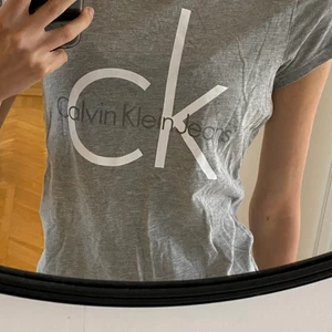 Calvin Klein t-shirt - Grå t-shirt från Calvin Klein. Knappt använd så i mycket bra skick! Storlek XS men passar också S. Nypris: 400kr