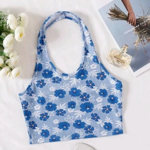 Blå topp blommig  - Blå topp med blå blommor i olika nyanser. Fin till ett par jeans och en kofta. Använd några gånger men är fortfarande i bra skick. GRATIS FRAKT! Inte genomskinlig! Toppen är en klar storlek S. 