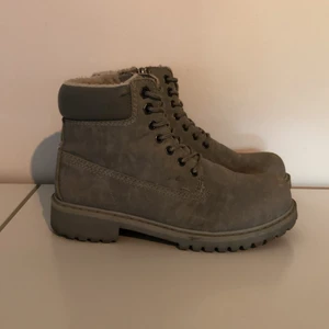 Höstskor - Gråa höstkängor från dinsko/skopunkten. Fodrade. Storlek 38. Begagnat skick.