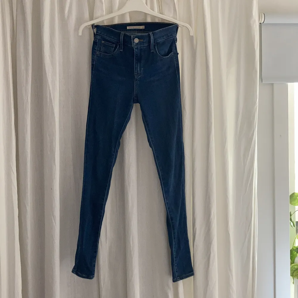 Skinny jeans från Levis i modellen 720 High Rise Super Skinny, såklart äkta. Köpta i USA 2019. Nypris runt 400. Jeans & Byxor.
