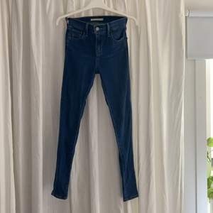 Skinny jeans från Levis i modellen 720 High Rise Super Skinny, såklart äkta. Köpta i USA 2019. Nypris runt 400