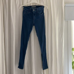 Skinny jeans  - Skinny jeans från Levis i modellen 720 High Rise Super Skinny, såklart äkta. Köpta i USA 2019. Nypris runt 400