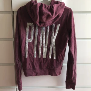 PINK-ziphoodie - Vinröd tröja från Victorias secret PINK. Storlek S