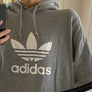 Adidas grå hoodie - Grå adidas hoodie med fickor. Har endast använts ett fåtal gånger. Storlek S men passar nog XS och M också! Nypris: 500kr