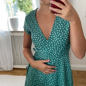 Grön klänning i st 38 - Grön vit prickig klänning från Bubbleroom i st 38, knappt använd!