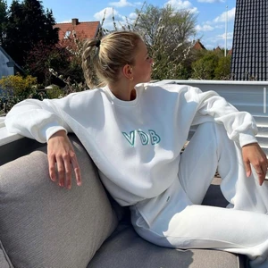 VDB Sweatpants - Säljer ett par supersnygga vita mjukisbyxor från Vendersbys då jag råkade beställa fel storlek! (lånad bild)  250kr exklusive frakt! Köpta för 600kr💘 vid flertalet intresserade blir det budgivning 