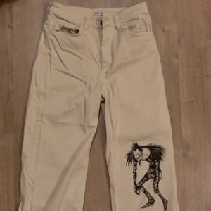 dobber wide leg byxor death note - dobber byxor som är använda max 1-2ggr, med en målning av ryuk som är målad med textilfärg. fint skick men har några få, små färgfläckar under motivet. passar även 36. tightare längre up och lösare längre ner. fri frakt :D bra längd på mig som är 165cm.