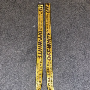 Off white bälte  - Off white bälte köpt för 300kr. Inga skador i tyget eller fläckar! Antar att det är fake.😊