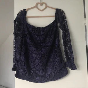 Off shoulder tröja, med spets - Jätte fin spets off shoulder tröja