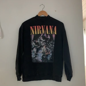 NIRVANA sweatshirt - En assnygg NIRVANA sweatshirt i strl. XS men passar strl S och ksk M. Tröjan har på ryggen några av deras låtar!! Fraktpriset kan diskuteras.