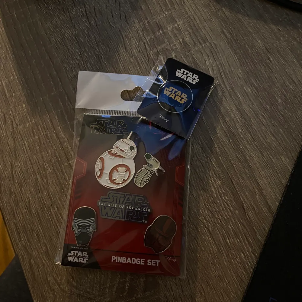 Star Wars pins köpta på Disneystore i Japan, svåra att få tag på. Köpare står för frakt ❤️. Övrigt.