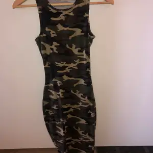Tajt kamouflage klänning storlek XS. Använd några få gånger! 
