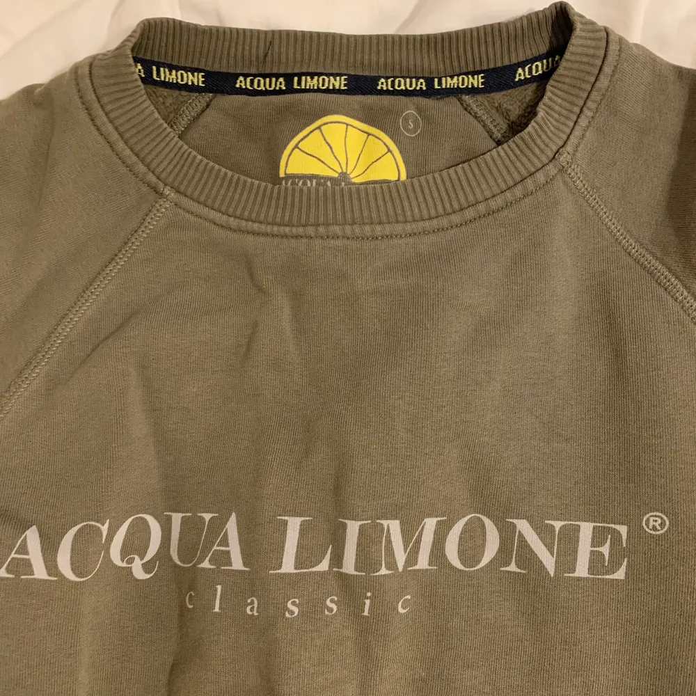 Säljer min tröja från Aqua limone pga kommer inte till användning, fint skick och fåtal gånger använd, köparen står för frakten!. Tröjor & Koftor.