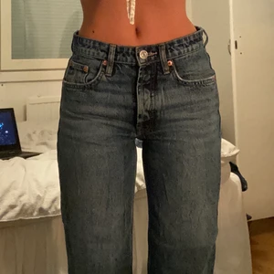 Zara jeans - De populära mid rise jeansen från zara i superfint skick, storlek 34❤️ BUDA I KOMMENTARERNA!! Frakt kostar 66 kr💛