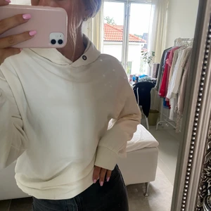 Ljus beige hoodie - Snygg clean ljusbeige hoodie med snygg passform. Använd enstaka gånger. Köparen står för frakten.