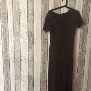 Säljer nu brun/lila klänning i stl L, som är köpt i Köpenhamn. Aldrig använd! 