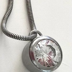 Halsband  - Edblad halsband rostfritt stål med stor Cubic circonia . 1.6 cm i diameter . Kedjan är ställbar , mäter som längst 55 cm. 